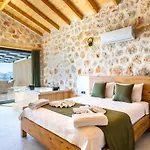 Villa Uezuemlue 2 Bedroom Secluded With Private Pool Hot Tub