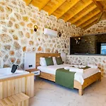 Uezuemlue 2 Bedroom Secluded With Private Pool Hot Tub