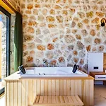 Villa Uezuemlue 2 Bedroom Secluded With Private Pool Hot Tub