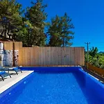 Uezuemlue 2 Bedroom Secluded With Private Pool Hot Tub Villa