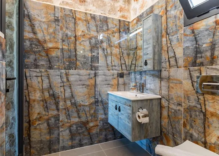 Вилла Uezuemlue 2 Bedroom Secluded With Private Pool Hot Tub Калкан